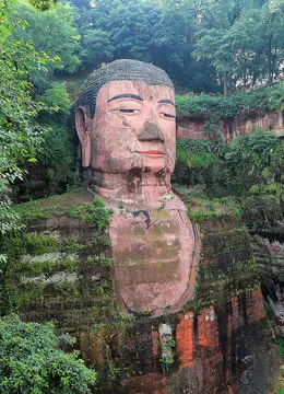 《乐山大佛》：神秘东方巨佛的千年传说，揭秘佛光普照下的惊人秘密！